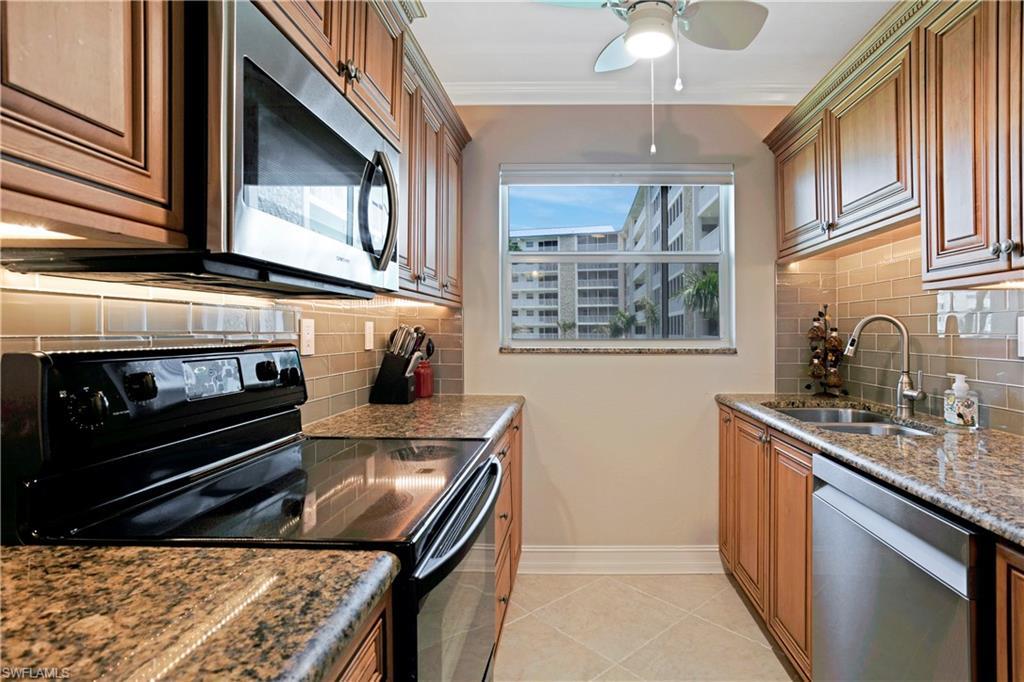 Image 4: Custom cabinetry with pull out shelves