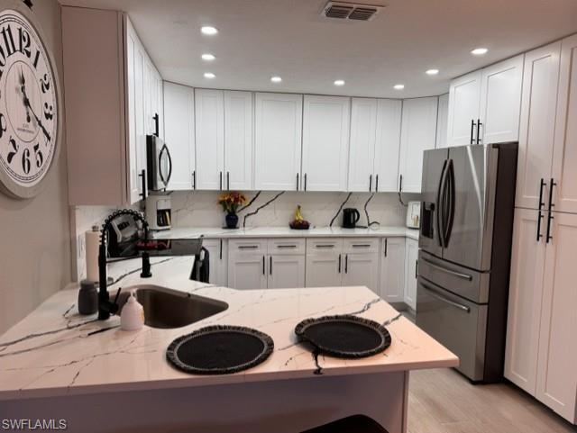 Image 1: Large kitchen with counter seating