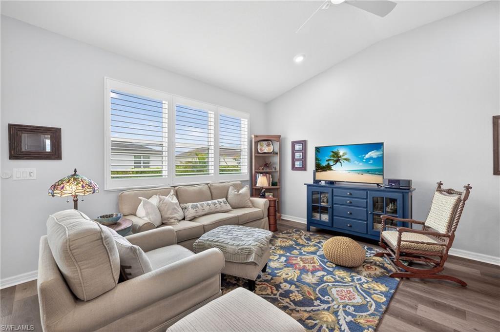 Image 4: Living Room