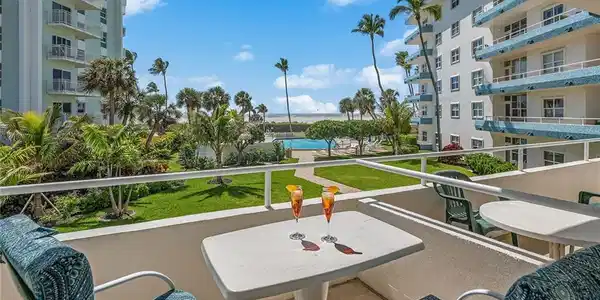 220 Seaview CT