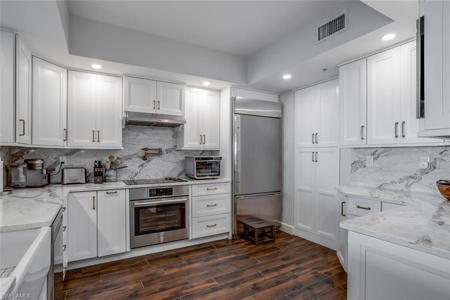 3000 Oasis Grand BLVD