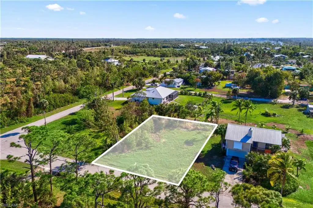 Image 1: Spacious lot with for a nice size stilt home!