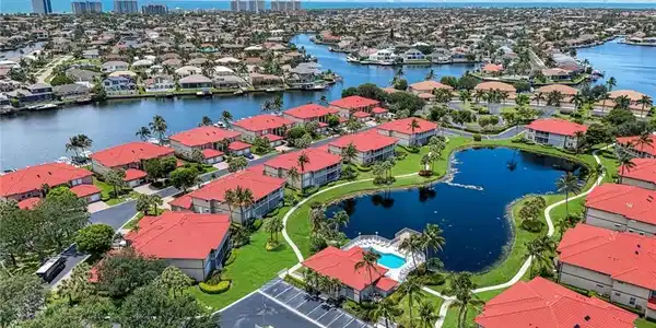 210 Waterside CIR