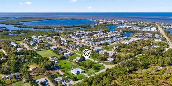 Image 3: So close to all the water - just a few minutes to open water and easy walking distance to restaurants and marinas.