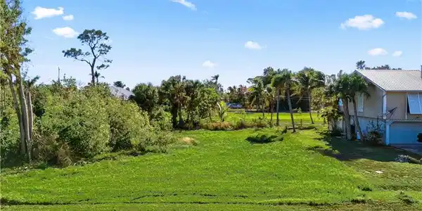 Image 4: Welcome home to your beautiful buildable lot!