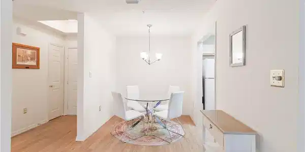Image 4: Dining Area
