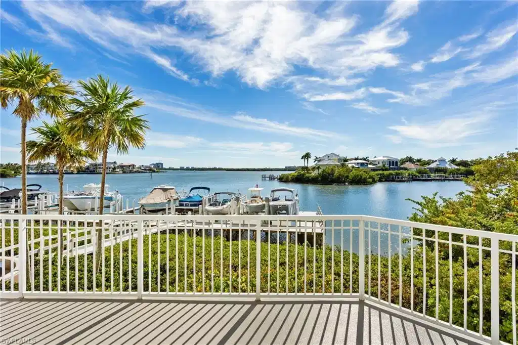 Image 1: STUNNING BAY VIEWS!