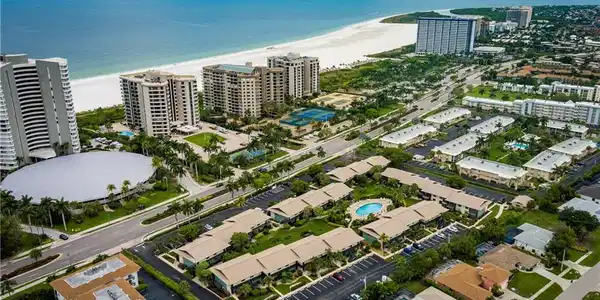 Image 4: Residents Beach nearby