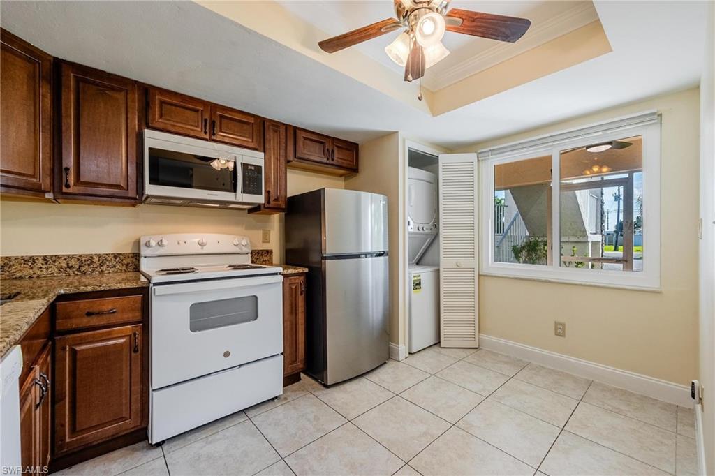 Image 2: Kitchen with breakfast nook.