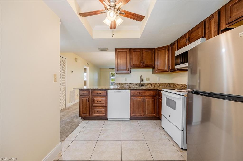 Image 4: Kitchen with tile flooring