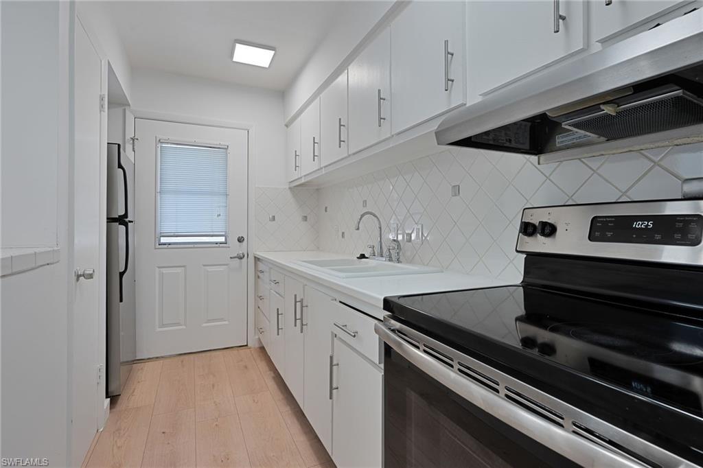 Image 3: KITCHEN