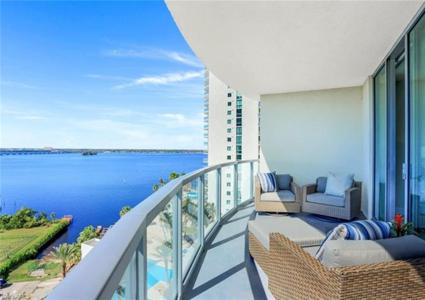 3000 Oasis Grand BLVD