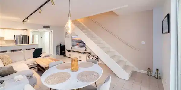 Image 2: townhouse open concept dining area