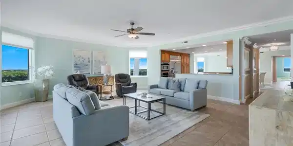 Image 3: Living Room