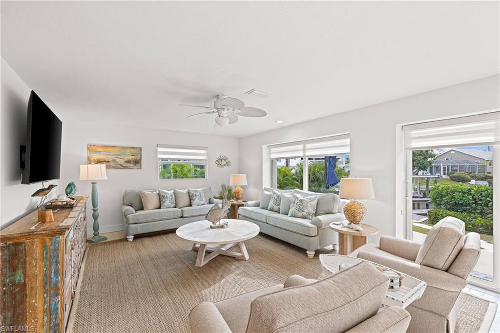 Image 4: Living room with a ceiling fan