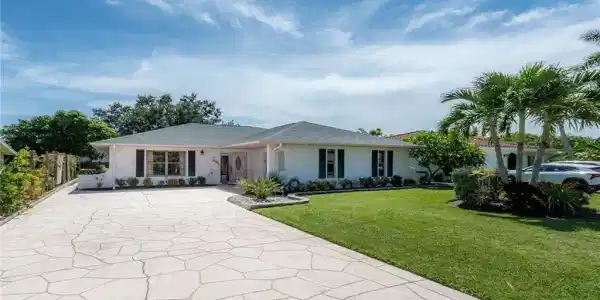 520 E Valley DR