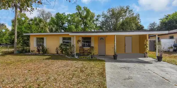 2124 E Gardenia CIR