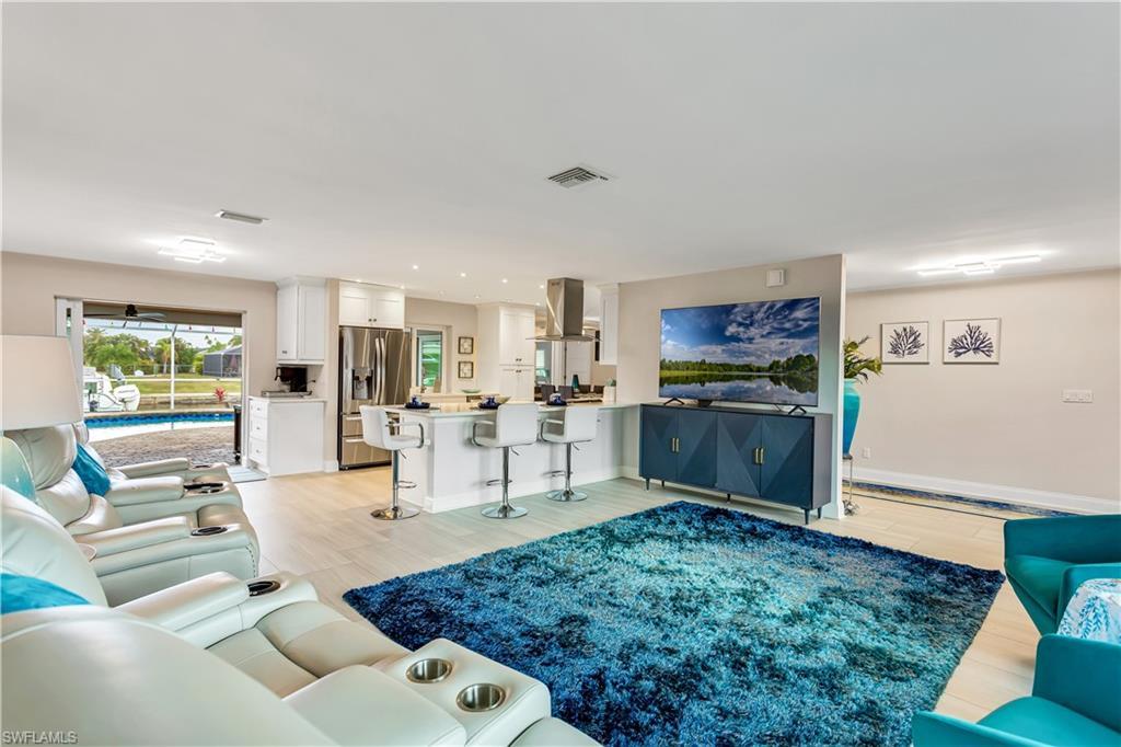 Image 3: Living room