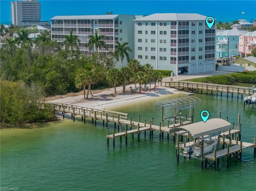 Image 4: Beautiful beach area between the two docks