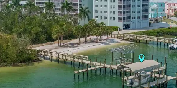 Image 4: Beautiful beach area between the two docks