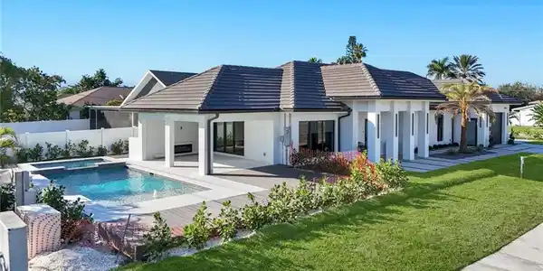 Image 3: Gorgeous sunny pool with southern exposure