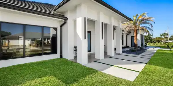 Image 4: Stunning entrance