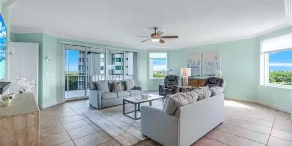 Image 4: Living Room