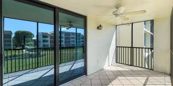 Image 3: Large Lanai