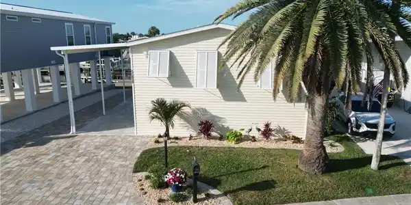 Image 3: Nice Florida landscaping