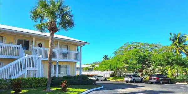 4633 Bayshore DR