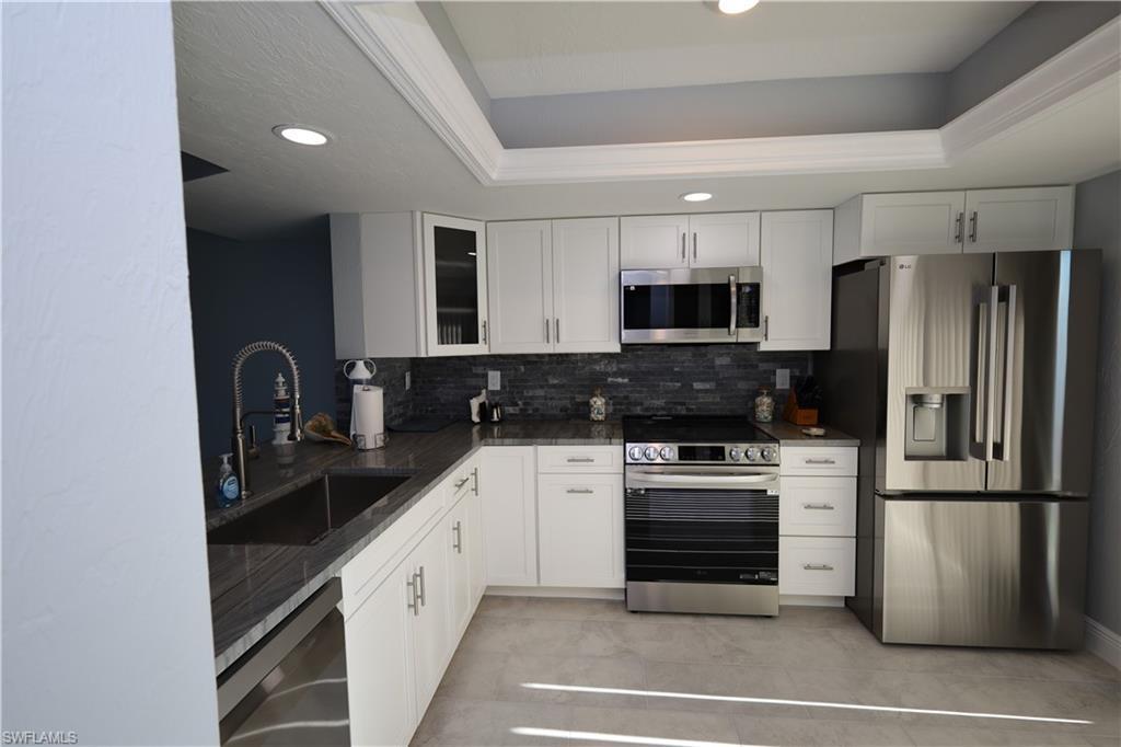 Image 4: Kitchen with stainless steel appliances