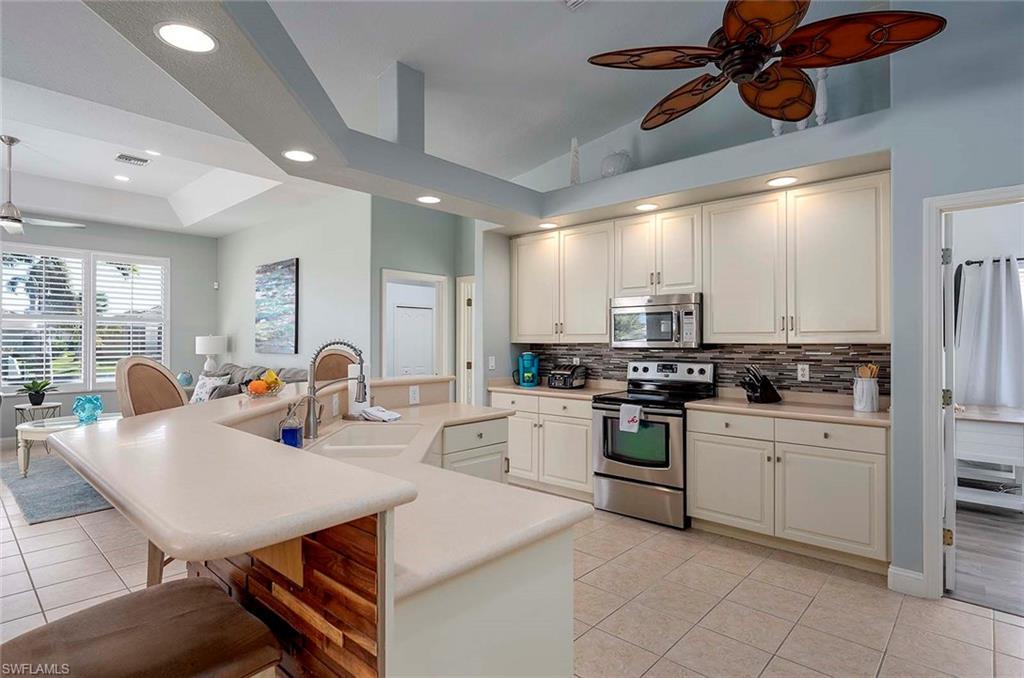 Image 4: Kitchen