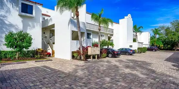 586 Beachwalk CIR