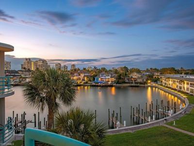 305 Park Shore DR