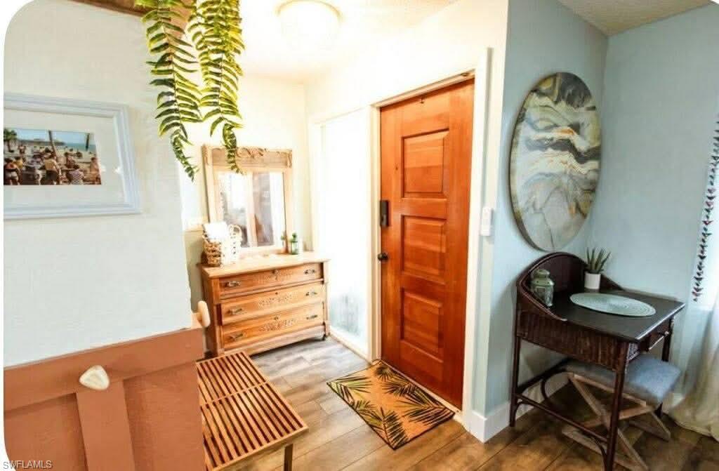 Image 4: inside Entry