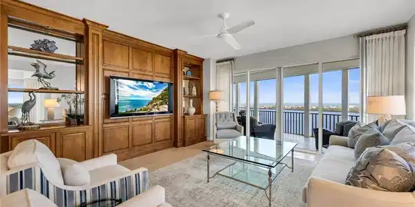 Image 3: Living Room