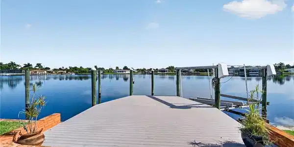 Image 3: Large composite plank dock measures 25' x 20'