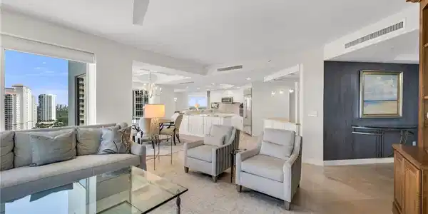 Image 4: Living Room / Kitchen