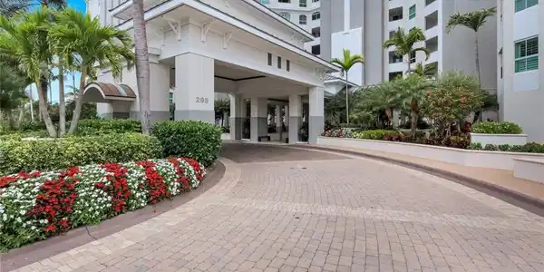 Image 4: Portico Entrance Grande Dominica
