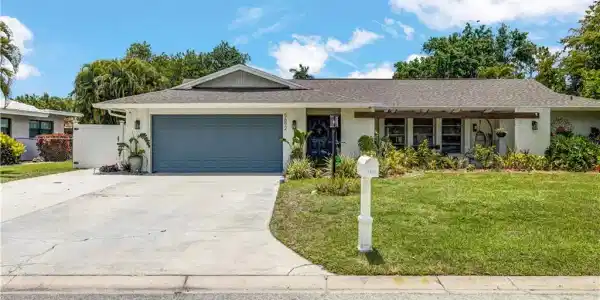 5692 Eichen CIR W