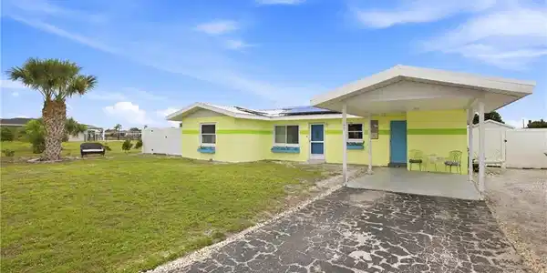 Image 2: Room to build a 2 or 3 attached garage