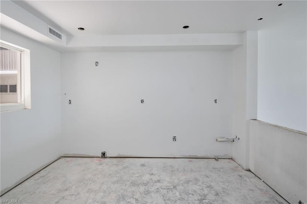 Image 4: Kitchen