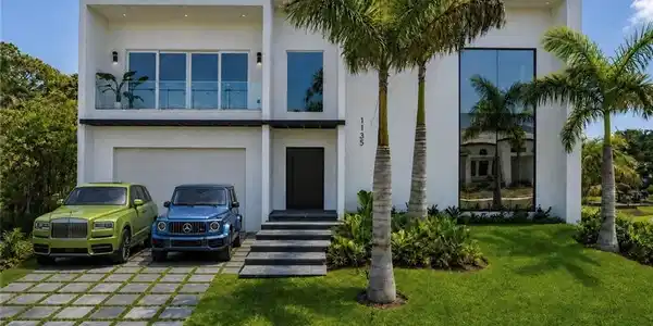 1135 Bluebird AVE
