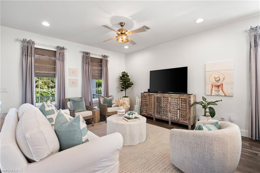 Image 4: Living room with open floor plan