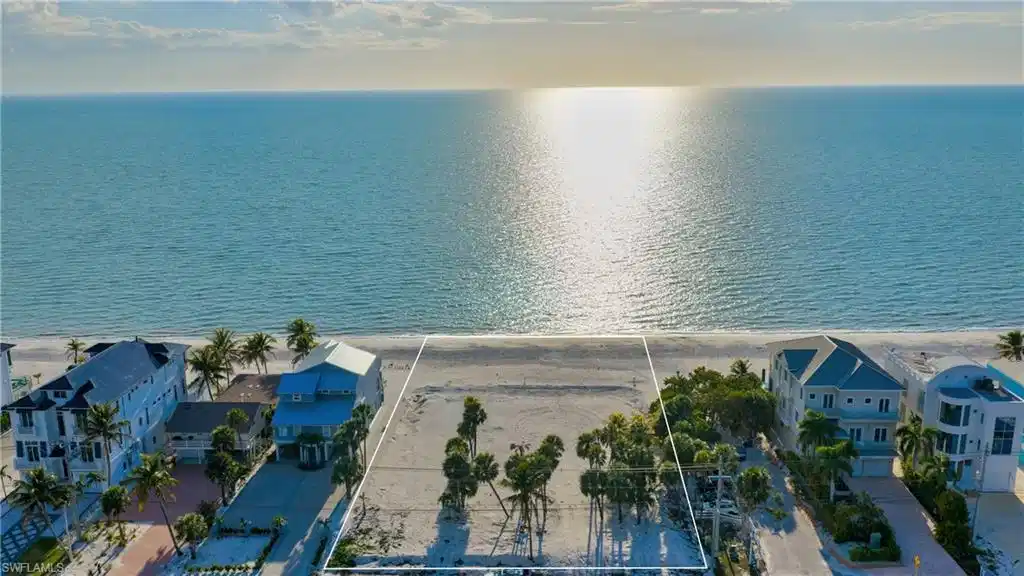 Image 1: Three Contiguous Beachfront Lots