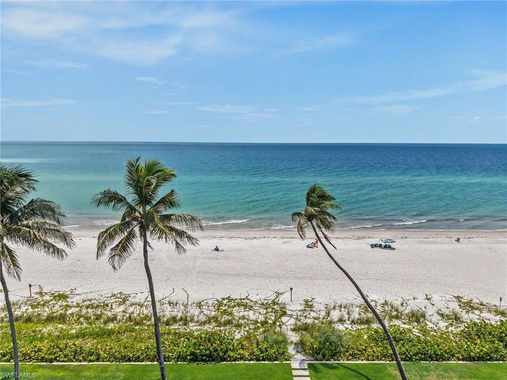 Image 4: Gulf breezes, white sugar sand, fun in the sun, beach strolls, shell collecting, sunset visits are only a short walk away