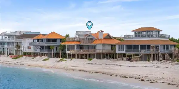 Image 3: Beachfront