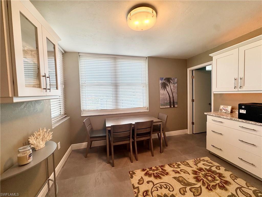 Image 3: Dining room with baseboards