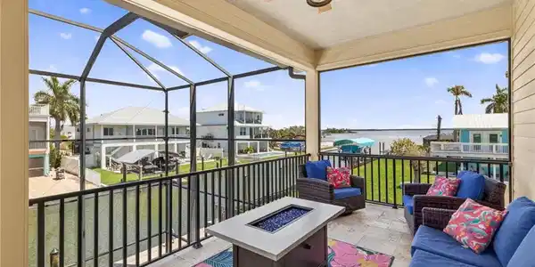 Image 2: Covered lanai w firepit