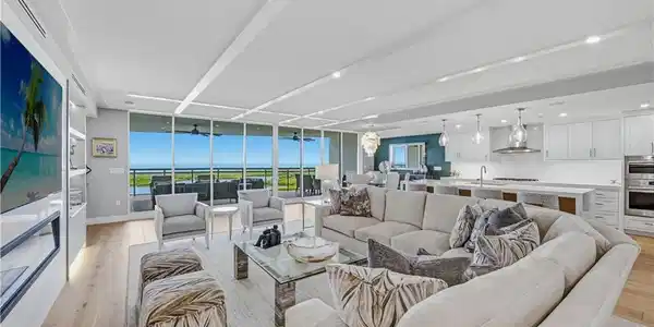 Image 4: Main Living Area